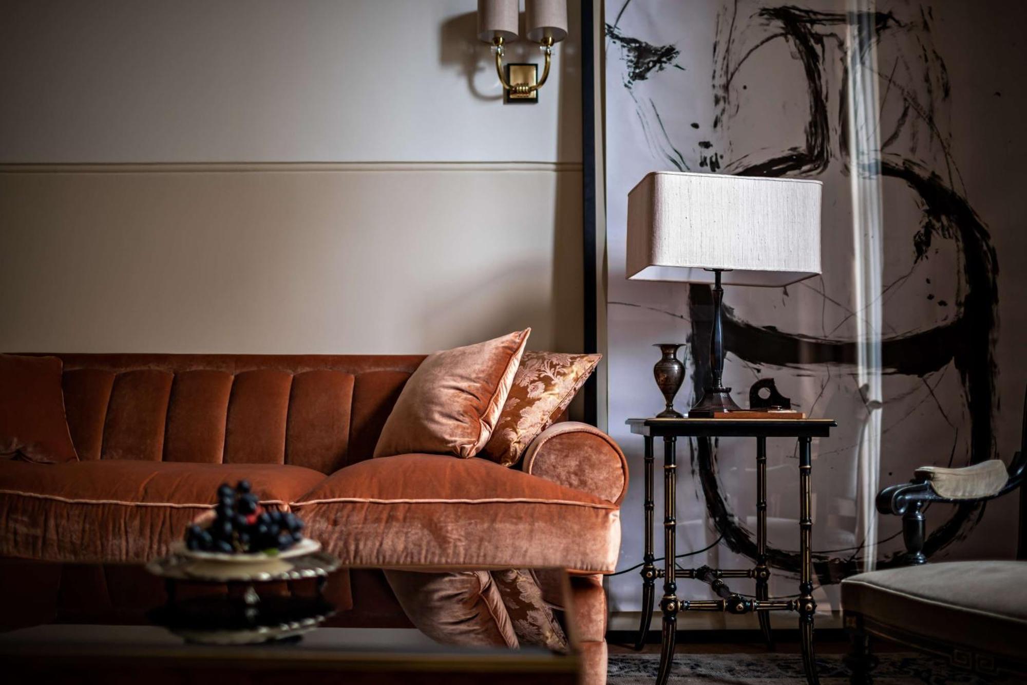 Nomad London Hotel Kültér fotó A velvet sofa