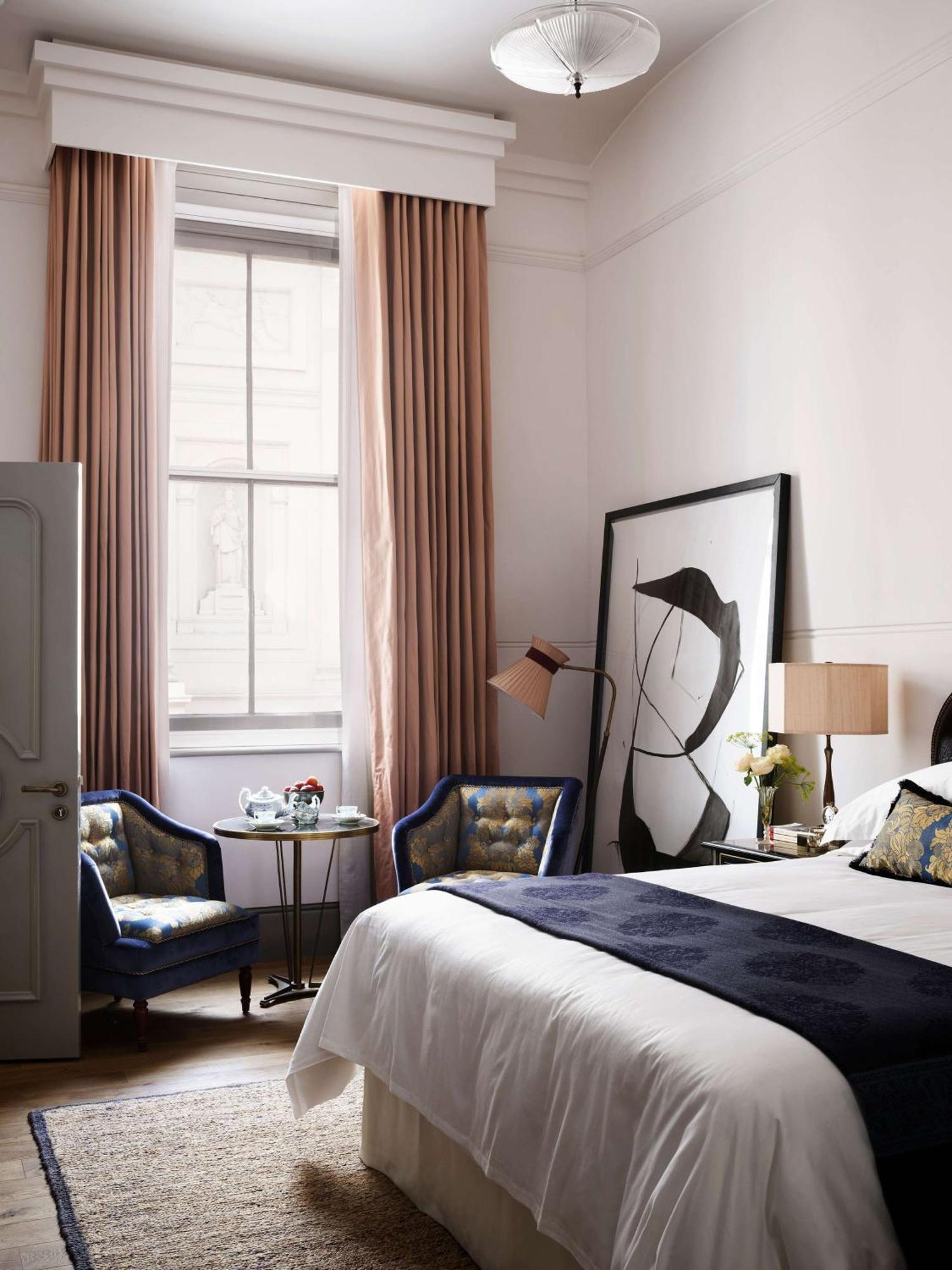 Nomad London Hotel Kültér fotó A bedroom at the hotel