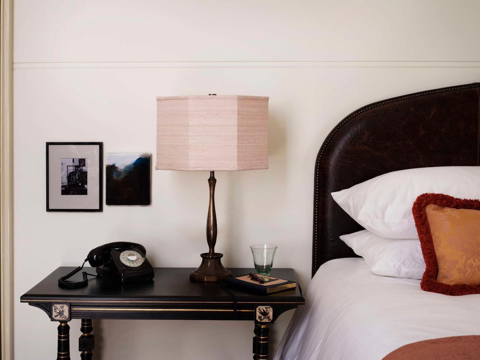 Nomad London Hotel Kültér fotó A bedside table