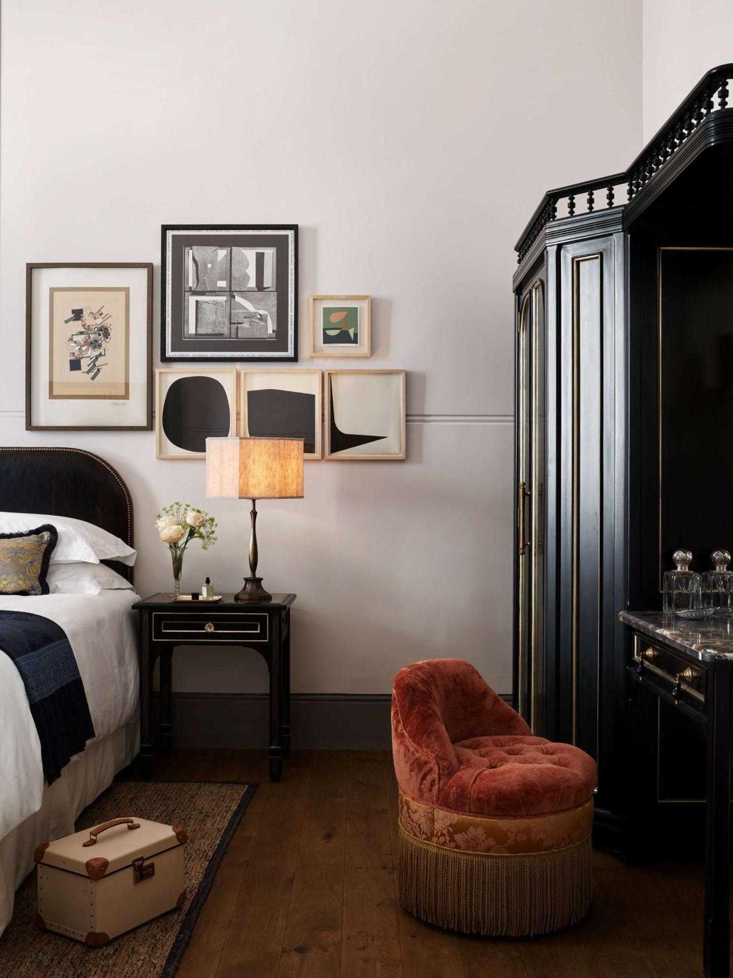 Nomad London Hotel Kültér fotó A bedroom at The Ivy Hotel