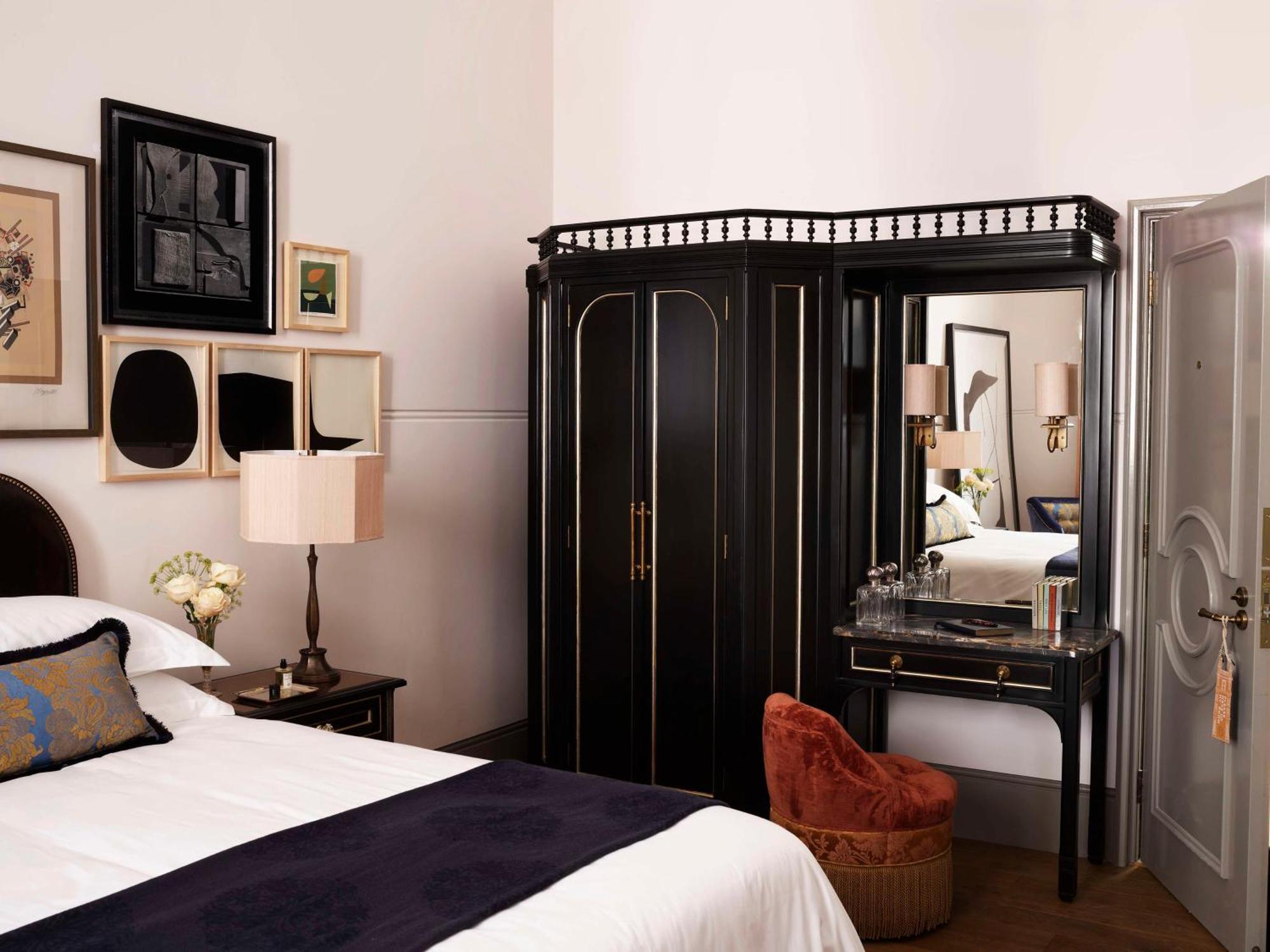Nomad London Hotel Kültér fotó A bedroom at the Mandarin Oriental, Singapore