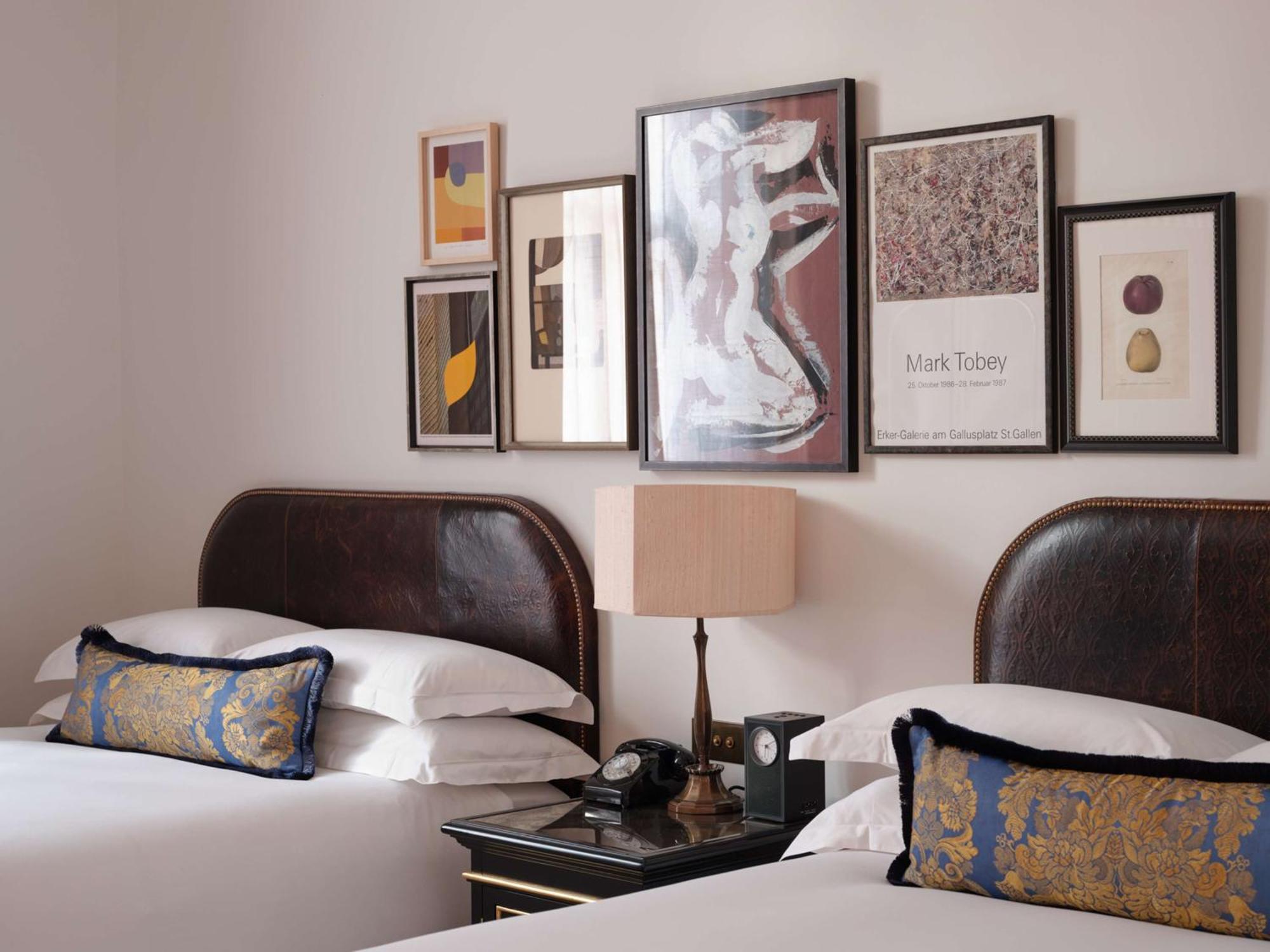 Nomad London Hotel Kültér fotó Artwork by Mark Rothko in a guest room at The Ritz-Carlton, Boston