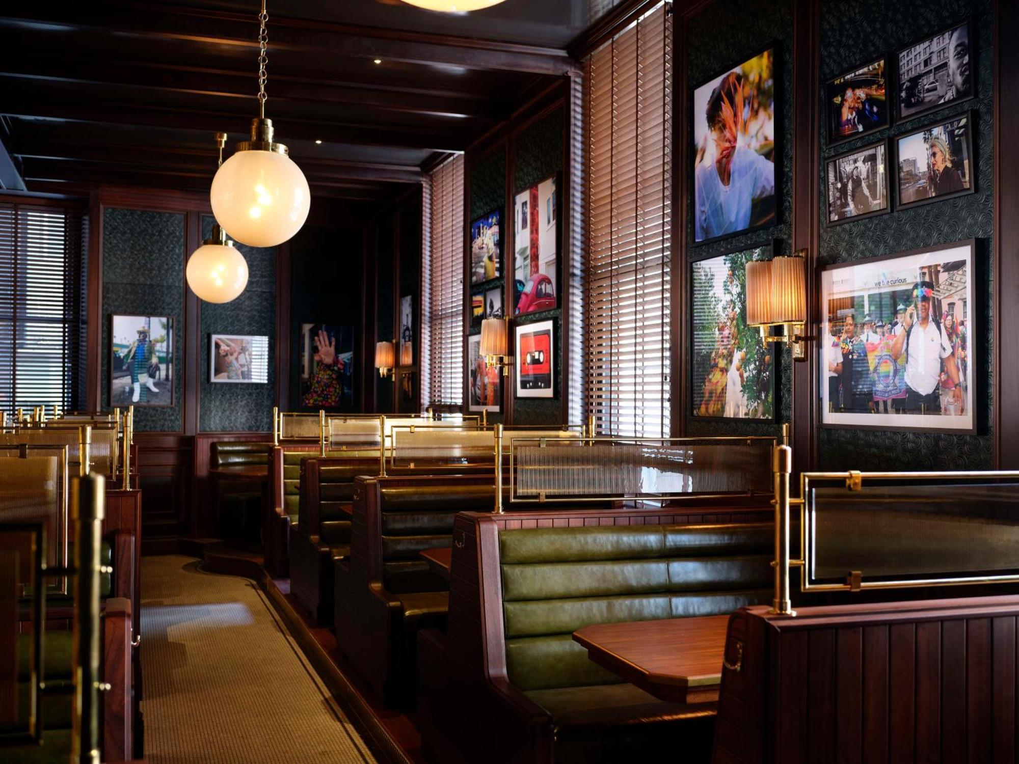 Nomad London Hotel Kültér fotó Interior of a typical PF. Chang's