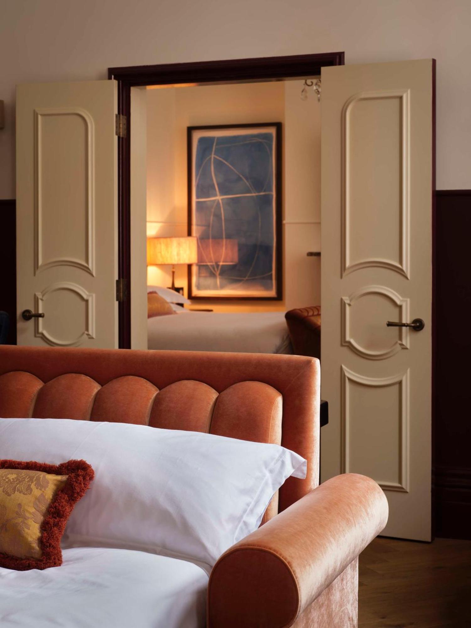 Nomad London Hotel Kültér fotó A bedroom at The Ritz-Carlton, Dubai