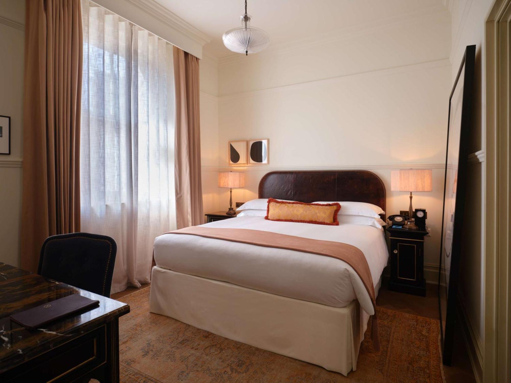 Nomad London Hotel Kültér fotó A room at the hotel