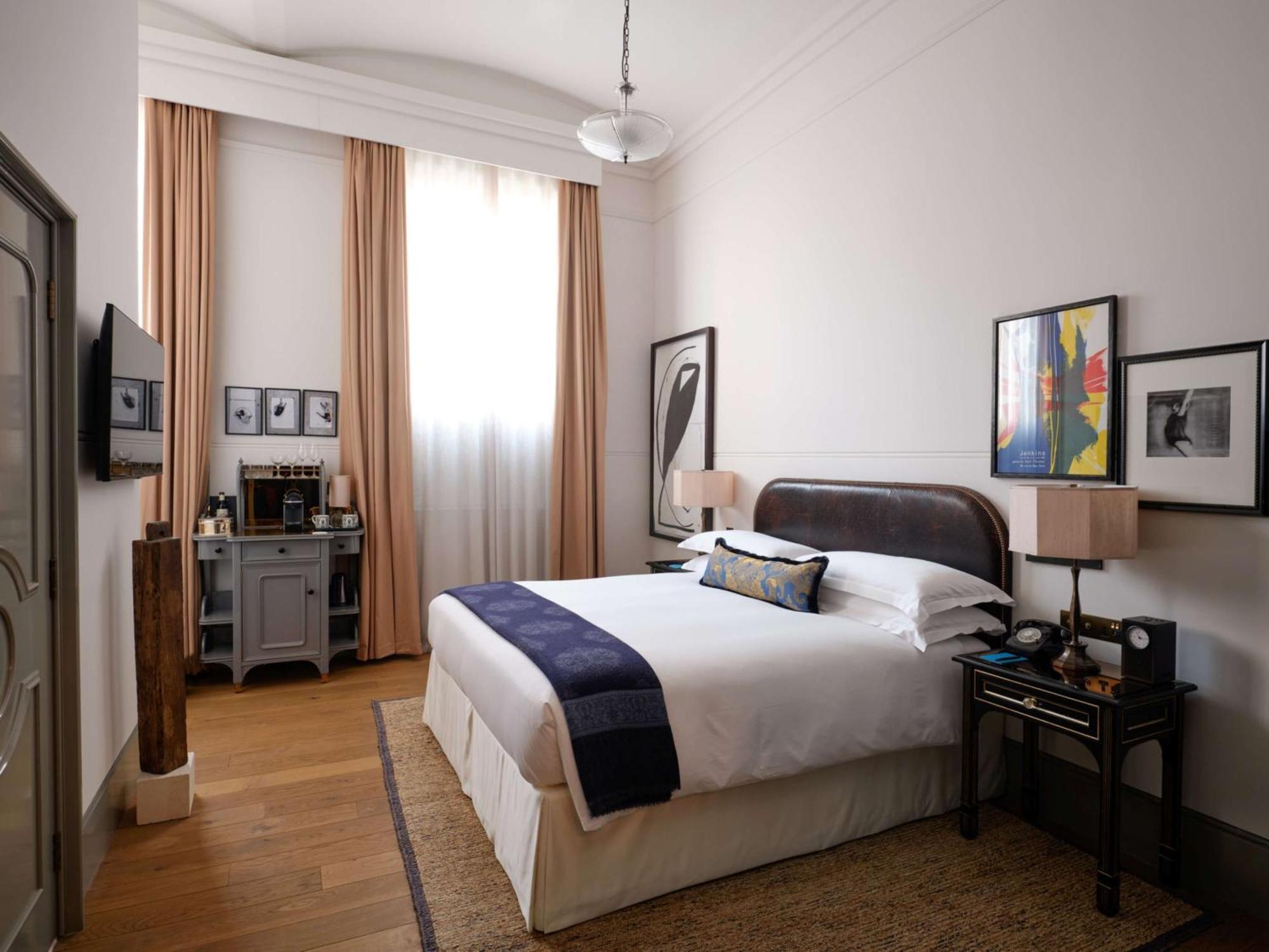 Nomad London Hotel Kültér fotó A bedroom at the hotel